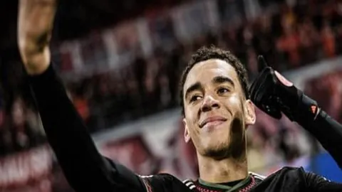 维尼修斯回巴西观战，见证旧主弗拉门戈夺冠